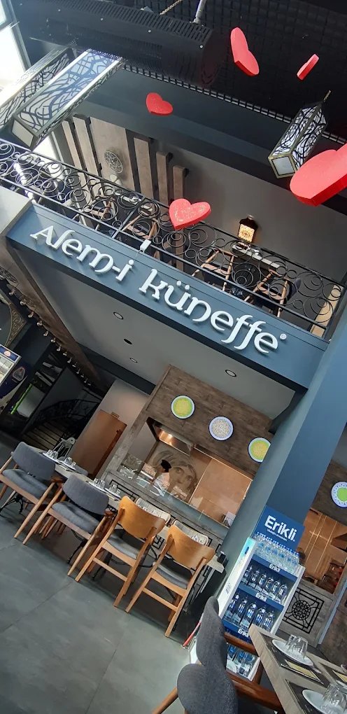 Közün üstünde pişen künefe tepsileri